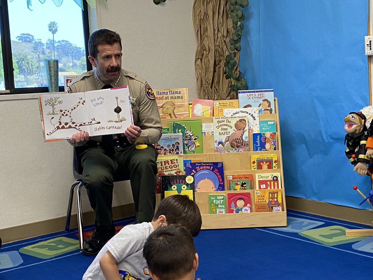 VENTURASHERIFF's tweet photo. This week, Sheriff Ayub joined the #Take5andRead event with @First5Ventura and was thrilled to share the joy of reading with young learners in our county!

#VCSheriff #Take5VC #WeReadVC #TalkReadSing #community #YourVCSO https://t.co/eFXstDKp4d