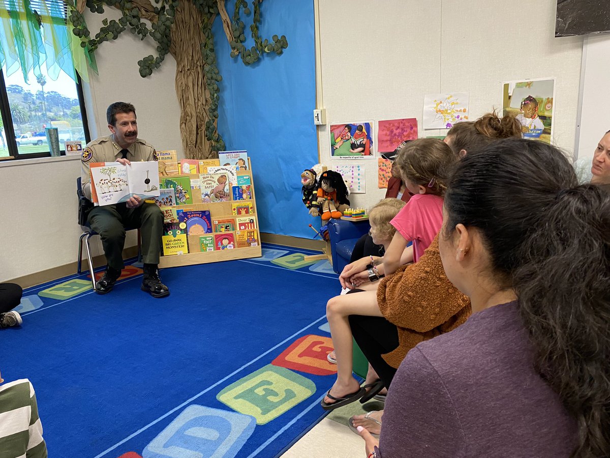 VENTURASHERIFF's tweet photo. This week, Sheriff Ayub joined the #Take5andRead event with @First5Ventura and was thrilled to share the joy of reading with young learners in our county!

#VCSheriff #Take5VC #WeReadVC #TalkReadSing #community #YourVCSO https://t.co/eFXstDKp4d