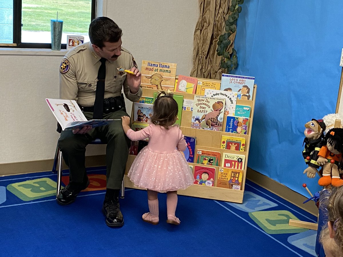 VENTURASHERIFF's tweet photo. This week, Sheriff Ayub joined the #Take5andRead event with @First5Ventura and was thrilled to share the joy of reading with young learners in our county!

#VCSheriff #Take5VC #WeReadVC #TalkReadSing #community #YourVCSO https://t.co/eFXstDKp4d