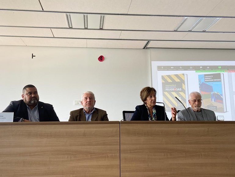 logisticatcm's tweet photo. Esta semana hemos presentado dos libros nacidos en TecnoCampus, dentro de las IX Jornadas de Logística y Negocios Marítimos.

Se tratan de los textos “Transporte Marítimo de Mercancías Peligrosas” escritos por los profesores Jesús Martínez, Agustín Montori y Mariano Badell, https://t.co/j2kizqRzvP