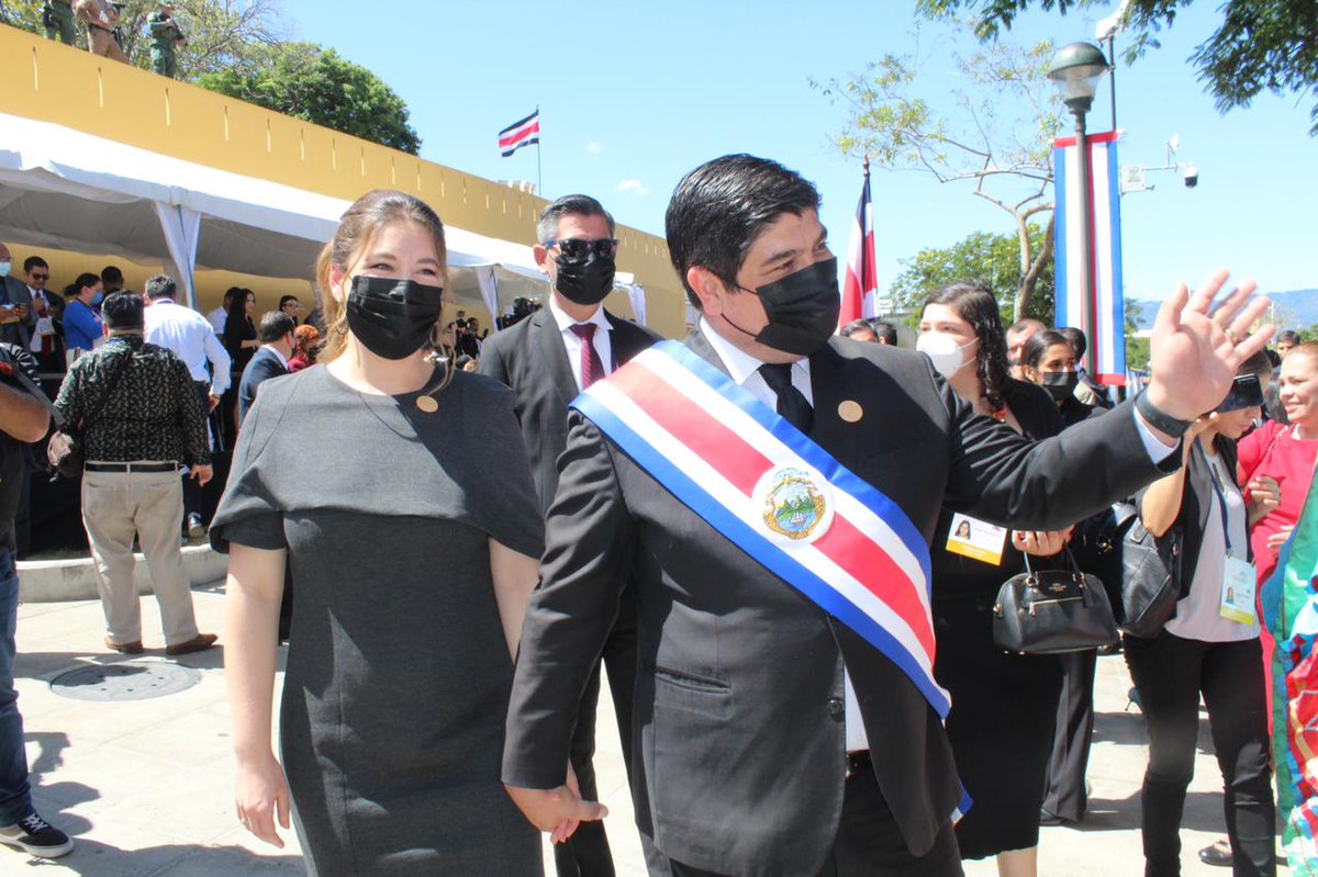 A esta hora, el presidente electo, la primera dama y su gabinete han ingresado, así como Carlos Alvarado Quesada y su esposa Claudia Dobles, presidente saliente que entregará el poder esta mañana 🇨🇷

#8demayo #radiosucr #rutalectoral #costarica