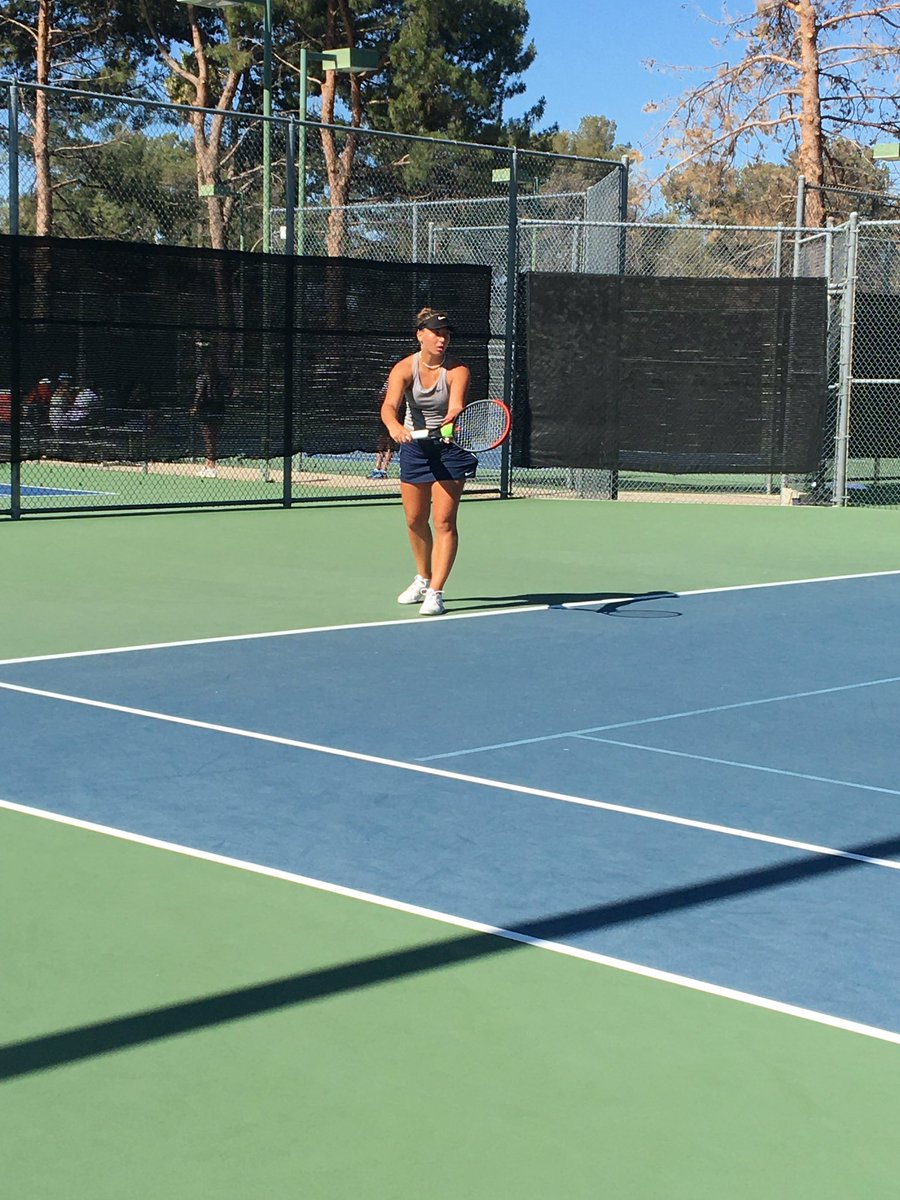 We have one W on the board this morning! #1 Arina 🆚 Collin’s College 

2-0 set! 

She is advancing to the next round 👏🏼👏🏼