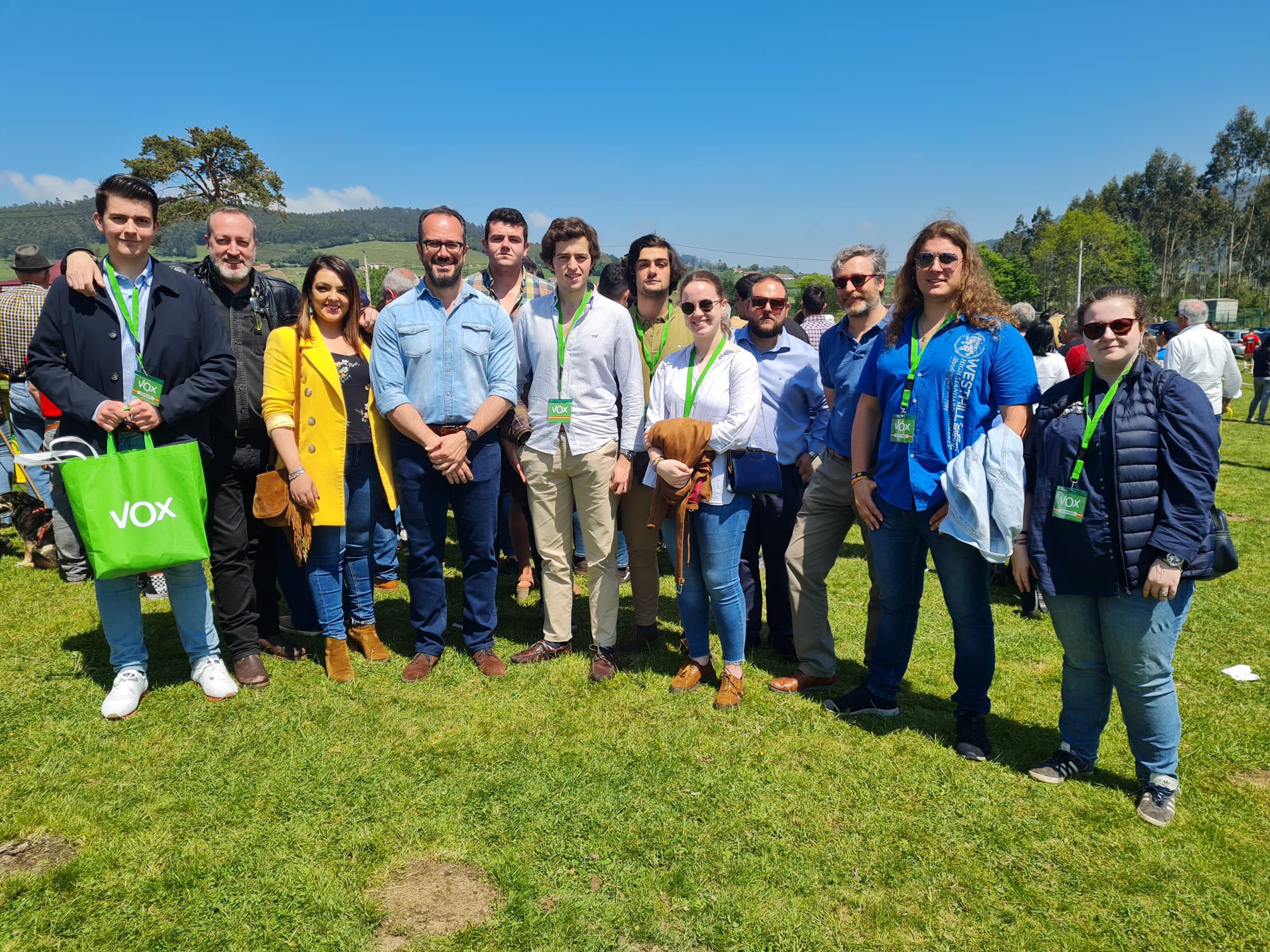 Ramón🇪🇸 on Twitter: "🇪🇸Hoy @voxjovenes @vox_asturias en la feria del ...