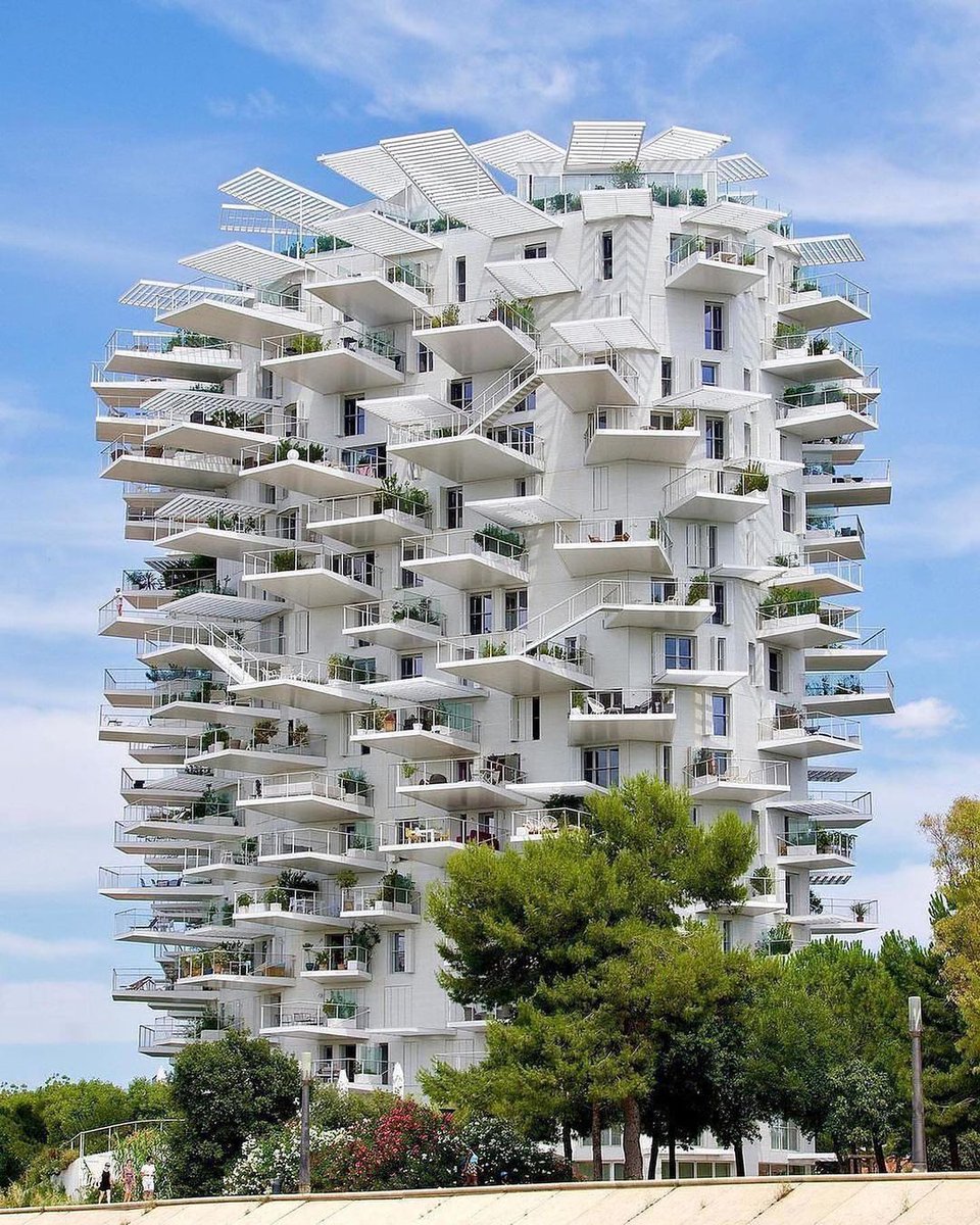 tinchoxx's tweet photo. -Arquitecto, cuando proyecte el edificio quiero que todos los departamentos cuenten con un balcon amplio.
-No se diga más.

(Montpellier, Francia) https://t.co/J0hw498jIA