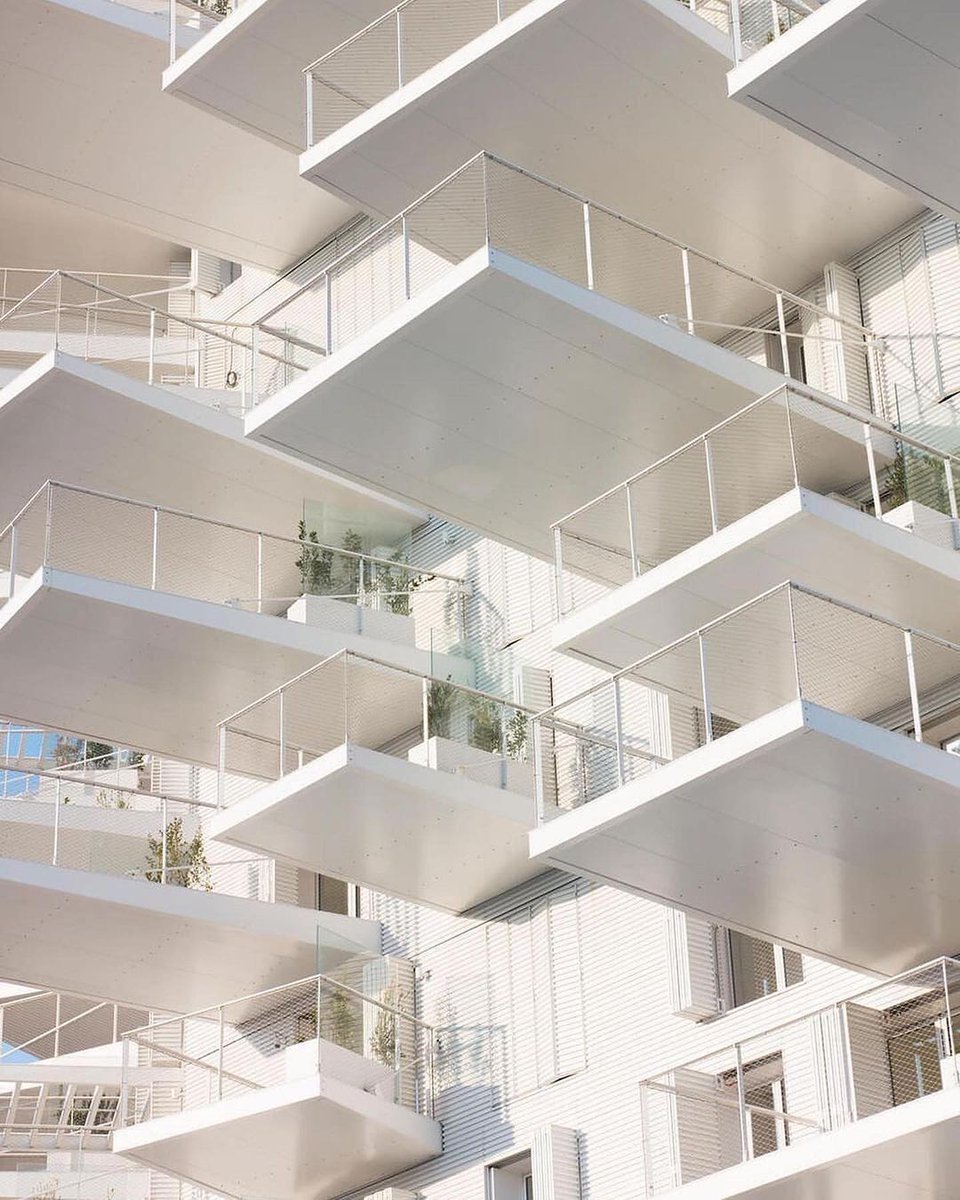 tinchoxx's tweet photo. -Arquitecto, cuando proyecte el edificio quiero que todos los departamentos cuenten con un balcon amplio.
-No se diga más.

(Montpellier, Francia) https://t.co/J0hw498jIA