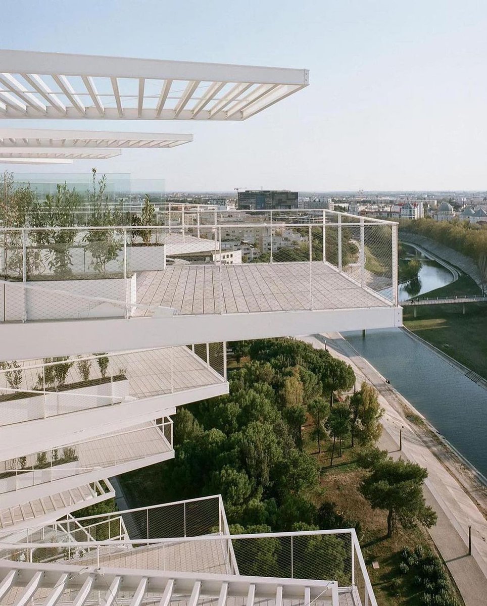 -Arquitecto, cuando proyecte el edificio quiero que todos los departamentos cuenten con un balcon amplio.
-No se diga más.

(Montpellier, Francia)
