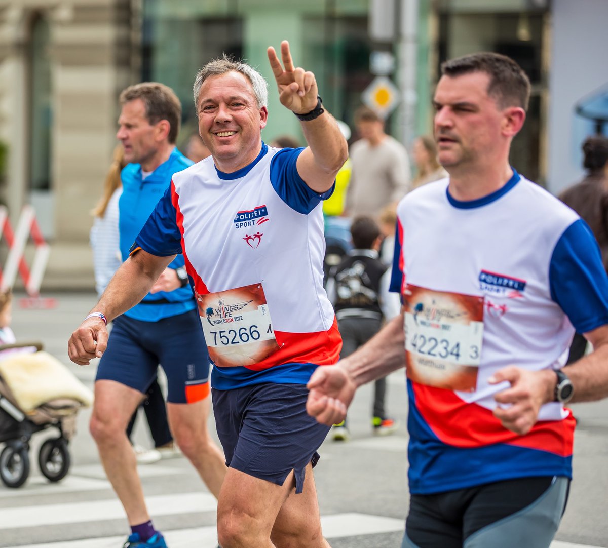 BMI_OE's tweet photo. Wings for Life World Run: Laufen für die, die nicht laufen können! 👮🏻♀️👮🏻♂️ #TeamBMI war auch heuer wieder auf und abseits der Laufstrecke stark vertreten! #Polizeisport 💪🏻#wingsforlifeworldrun #polizei https://t.co/dfVmzN0xqU