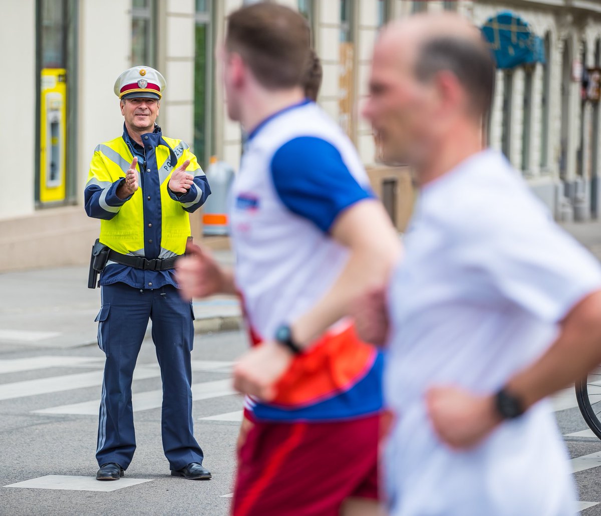 BMI_OE's tweet photo. Wings for Life World Run: Laufen für die, die nicht laufen können! 👮🏻♀️👮🏻♂️ #TeamBMI war auch heuer wieder auf und abseits der Laufstrecke stark vertreten! #Polizeisport 💪🏻#wingsforlifeworldrun #polizei https://t.co/dfVmzN0xqU