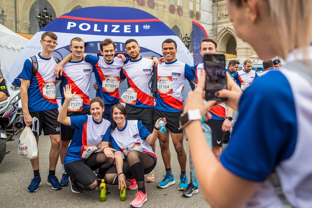 BMI_OE's tweet photo. Wings for Life World Run: Laufen für die, die nicht laufen können! 👮🏻♀️👮🏻♂️ #TeamBMI war auch heuer wieder auf und abseits der Laufstrecke stark vertreten! #Polizeisport 💪🏻#wingsforlifeworldrun #polizei https://t.co/dfVmzN0xqU