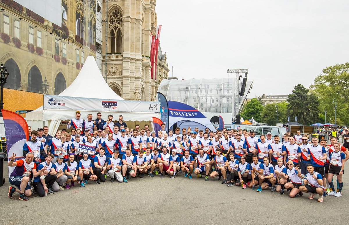 BMI_OE's tweet photo. Wings for Life World Run: Laufen für die, die nicht laufen können! 👮🏻♀️👮🏻♂️ #TeamBMI war auch heuer wieder auf und abseits der Laufstrecke stark vertreten! #Polizeisport 💪🏻#wingsforlifeworldrun #polizei https://t.co/dfVmzN0xqU