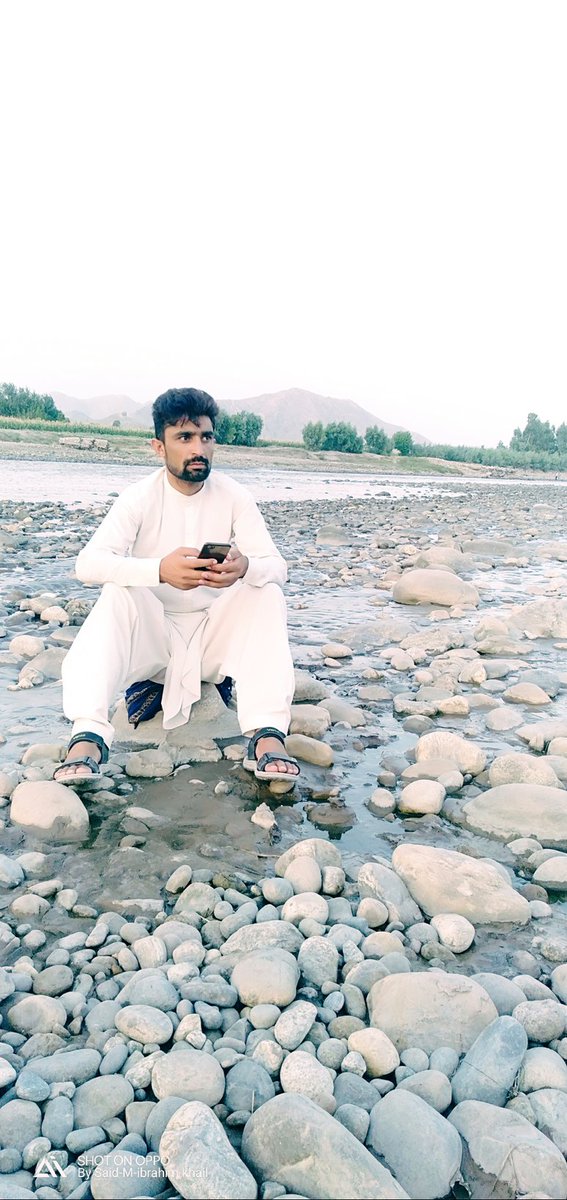 PositiveAfghan3's tweet photo. ژؤند مې واخلۀ که په کار دې چیرتۀ راشي!
زما هســـــــې هـــــم په دواړؤ اوږو بار دی!
#haji https://t.co/nMWGH2HrQb