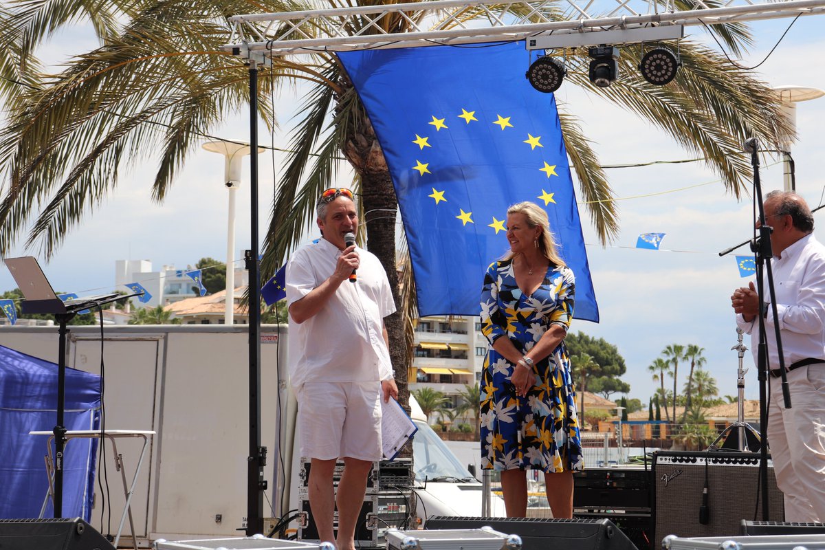 RotaryCalvia's tweet photo. Rotary Calviá – Europe – day Palmanova￼
Izzy Newman received the citizen of the year award on Europe Day from the mayor of Calviá Alfonso Rodriguez Badal . https://t.co/pT47nHvRFF