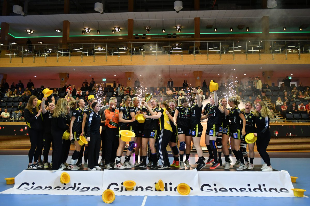 IK_Savehof's tweet photo. STORT GRATTIS!
Våra Damjuniorer blev idag Svenska Mästare vid USM i Uppsala
efter seger i finalen mot VästeråsIrsta med 28 - 10

MAGISKT!

#savehof  #gulsvartmagi  #usm https://t.co/YEgAcf7kTi