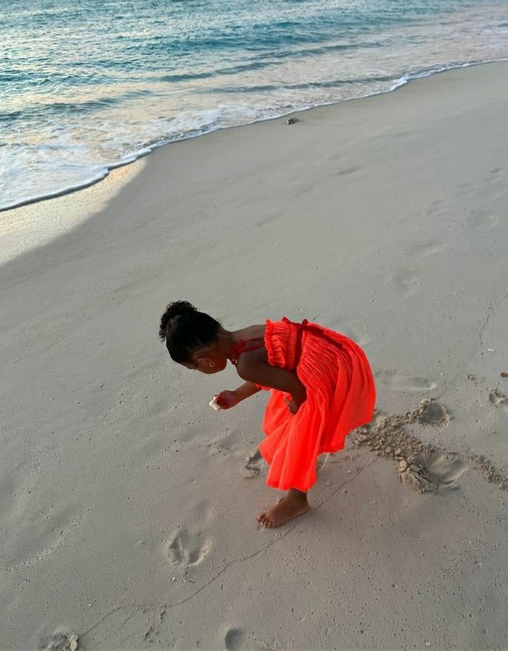 AcessoTravis's tweet photo. QUE LINDO! 🥺 Kylie Jenner celebrou o dia das mães compartilhando uma foto de Stormi e o seguinte texto:

“Ser uma mãe jovem significa que nos conhecemos um pouco cedo, e eu vou poder te amar um pouco mais” — Kylie Jenner via Instagram. https://t.co/vVrcLxV0tc