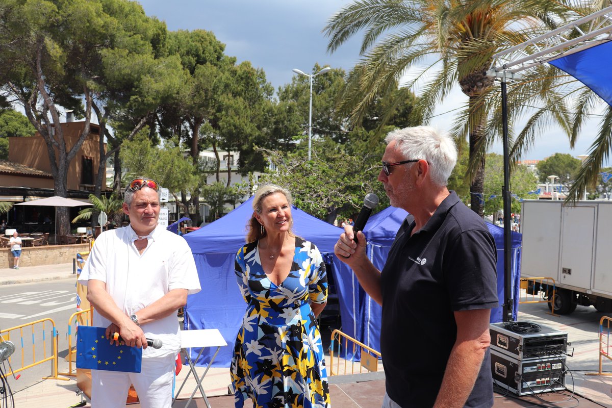 RotaryCalvia's tweet photo. Rotary Calviá – Europe – day Palmanova￼
Izzy Newman received the citizen of the year award on Europe Day from the mayor of Calviá Alfonso Rodriguez Badal . https://t.co/pT47nHvRFF