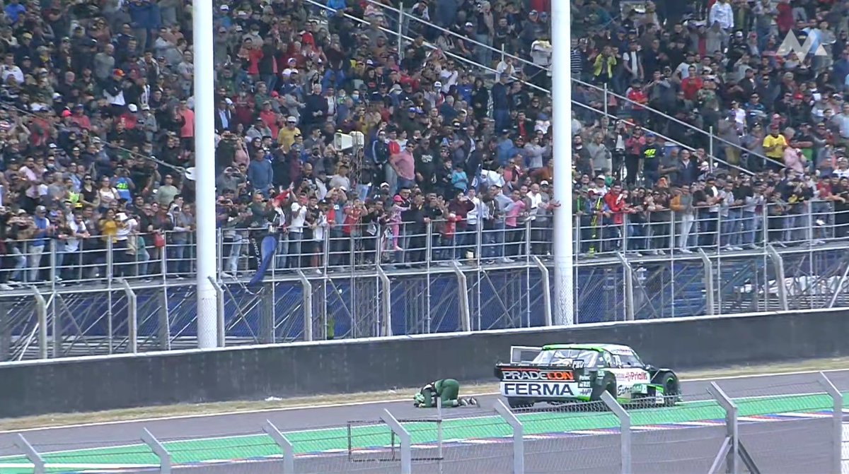 Final TC Pista | #TCenTermas 

🏆¡Se terminó la mala racha, ganó <a href="/FacuChapur/">Facu Chapur</a> en el TC Pista y así lo celebra con los fanáticos!👏