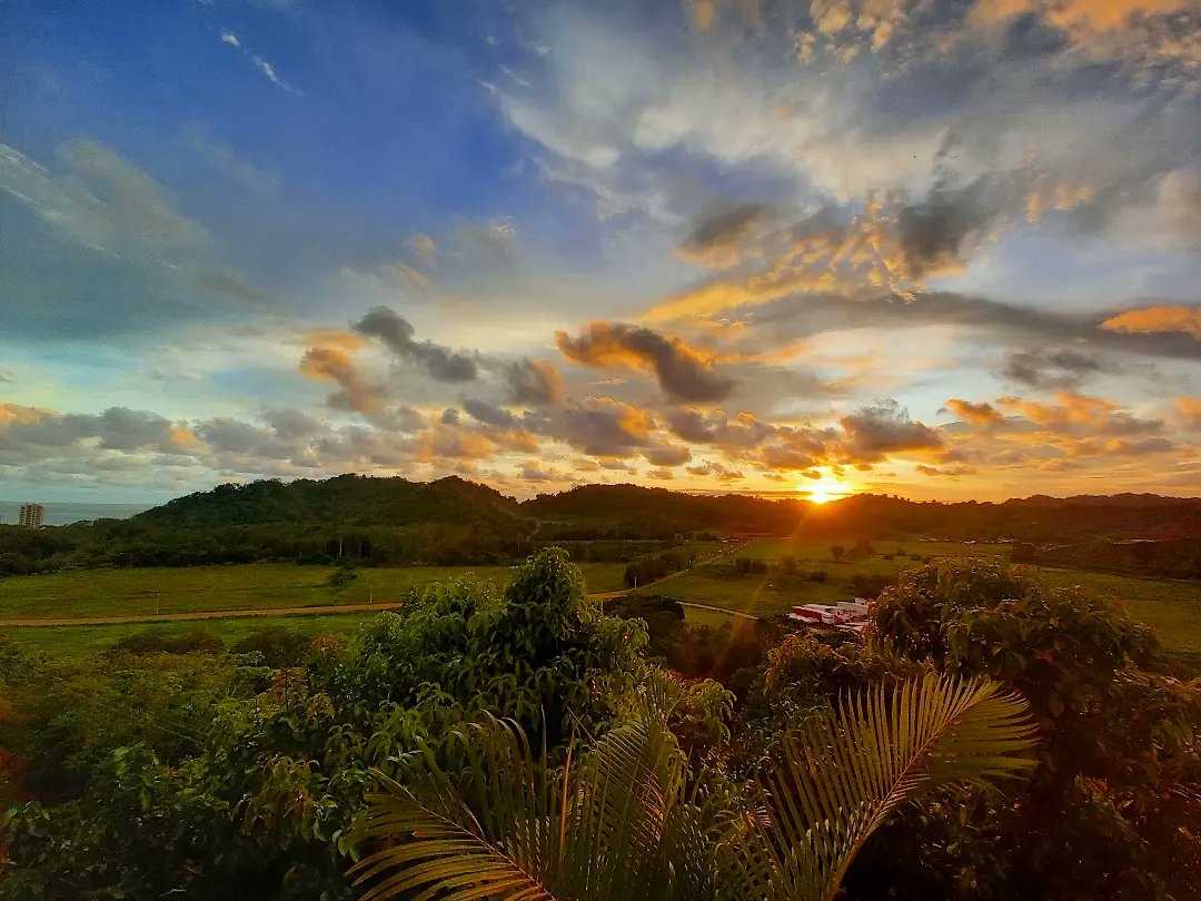 SlowCostaRica's tweet photo. Coucher du soleil pendant que je rédigeais l'article sur la plage et la cascade Cocalito.

https://t.co/zMopL5nslp

#sunset #ocean #voyage #travel #costarica https://t.co/SlwgZchuLB
