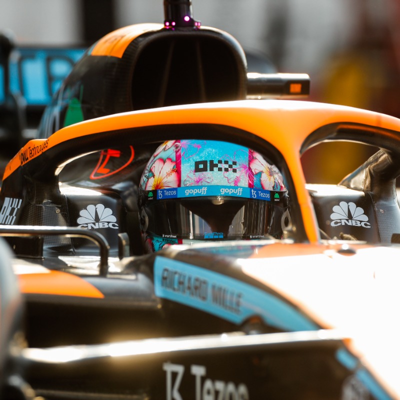 okx's tweet photo. 🏁 It's RACE DAY in Miami 🏁 

Less than 4⃣hours until lights out 🟢

Wish our drivers @LandoNorris &amp; @danielricciardo all the best 🤞

#MiamiGP #F1 #OKXxMcLaren https://t.co/WEUowTxWSB