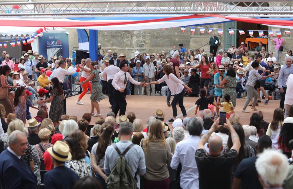 departement13's tweet photo. 🎉 🇫🇷 Aujourd'hui, nous avons commémoré le #8mai1945 avec un Bal de la #Paix.

Musique, danse, exposition de voitures d'époque : nous avons été plongés dans le #Arles d'après-guerre.

Revivez cette après-midi en images ⤵️ https://t.co/zQ55ax8O4c