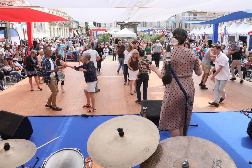 departement13's tweet photo. 🎉 🇫🇷 Aujourd'hui, nous avons commémoré le #8mai1945 avec un Bal de la #Paix.

Musique, danse, exposition de voitures d'époque : nous avons été plongés dans le #Arles d'après-guerre.

Revivez cette après-midi en images ⤵️ https://t.co/zQ55ax8O4c
