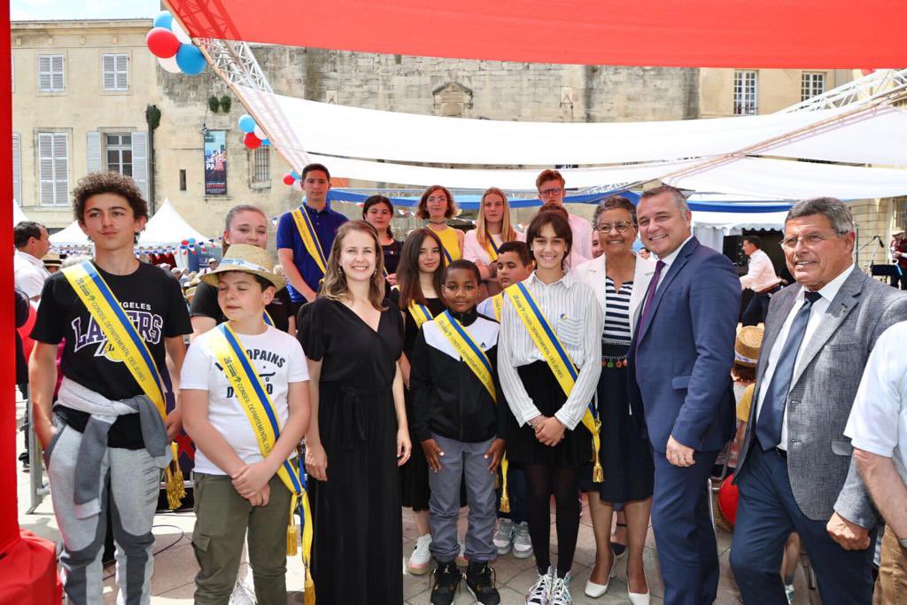 departement13's tweet photo. 🎉 🇫🇷 Aujourd'hui, nous avons commémoré le #8mai1945 avec un Bal de la #Paix.

Musique, danse, exposition de voitures d'époque : nous avons été plongés dans le #Arles d'après-guerre.

Revivez cette après-midi en images ⤵️ https://t.co/zQ55ax8O4c