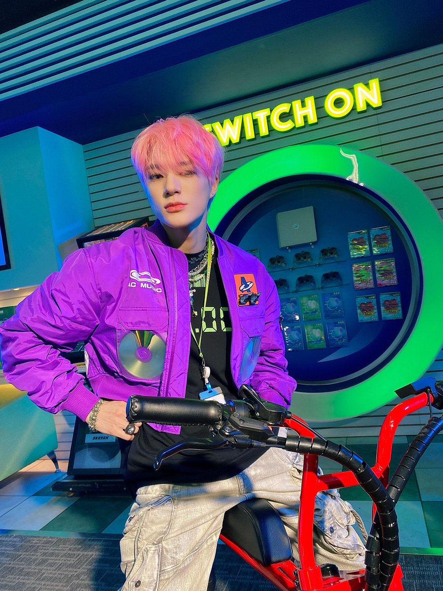 hourly jeno 👑 tweet media