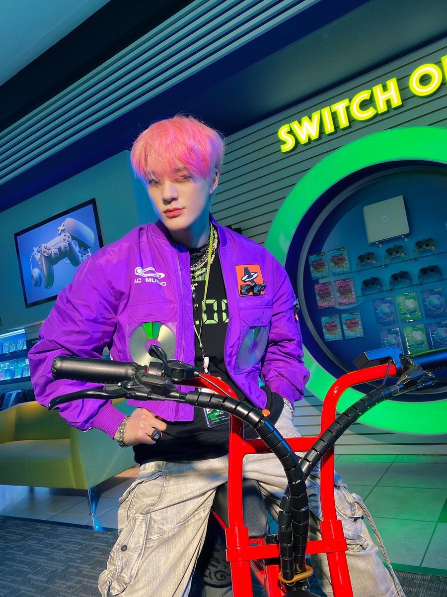 hourly jeno 👑 tweet media