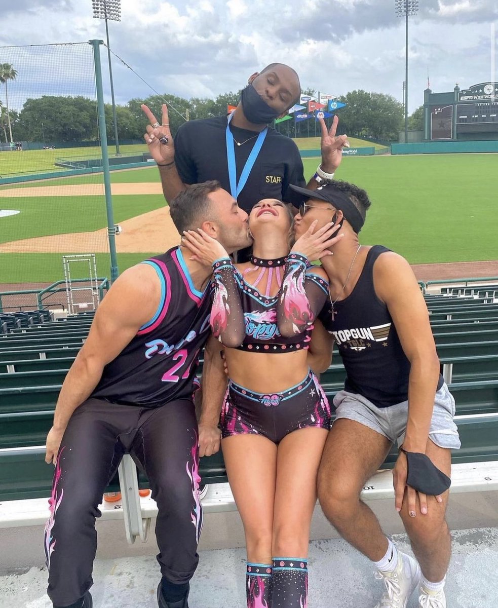 🅃 🅁 🄴 🅂 🄷 🄰 🄰 🄳 tweet media