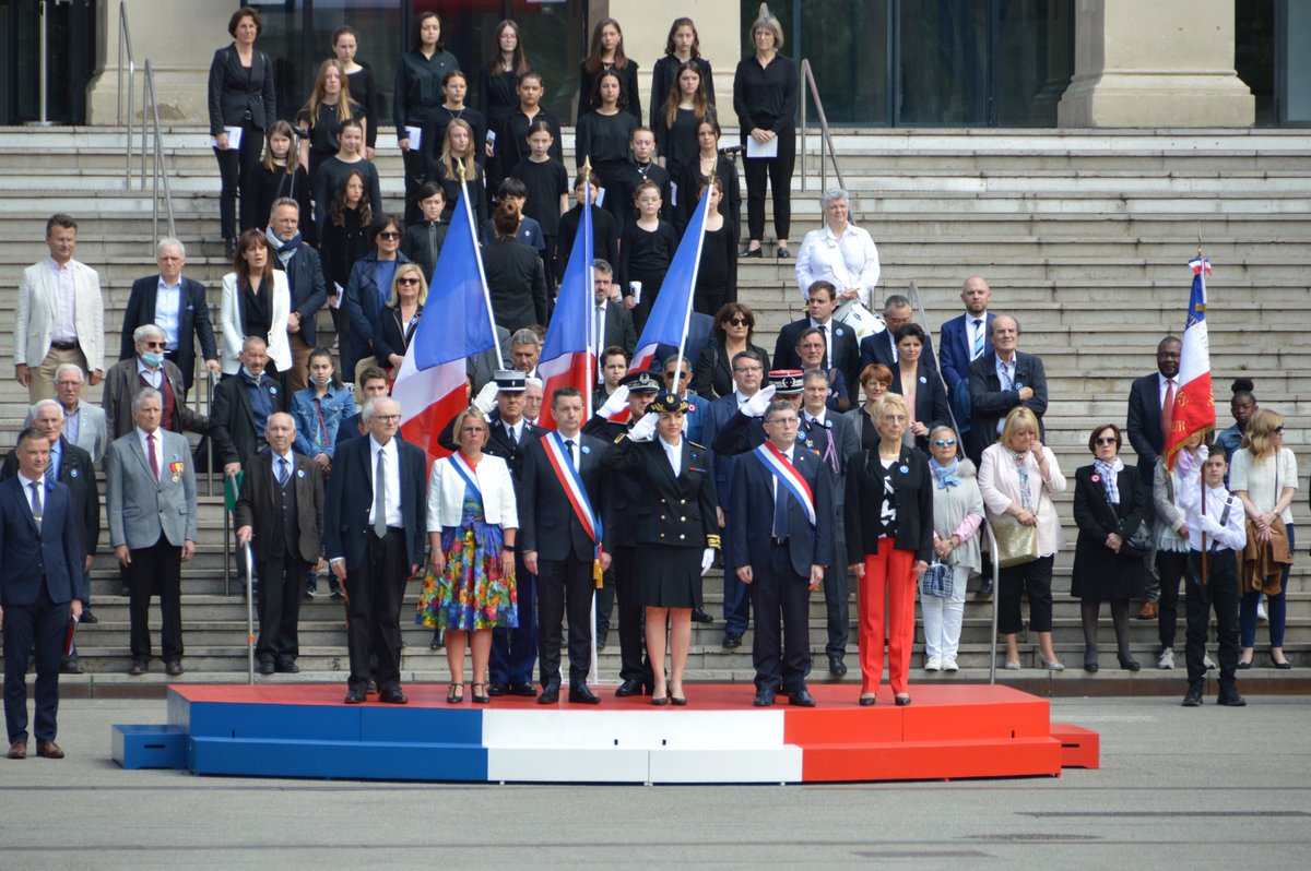 Gendarmerie_042's tweet photo. Cérémonie du 8 mai à St Étienne à l'occasion de laquelle des militaires @Gendarmerie_042 ont été décorés 👏👍
Un public nombreux pour participer à cette célébration et notamment les jeunes cadets de la gendarmerie entretenant ainsi le devoir de mémoire 🙏
#8mai https://t.co/3yAxFcJUrQ