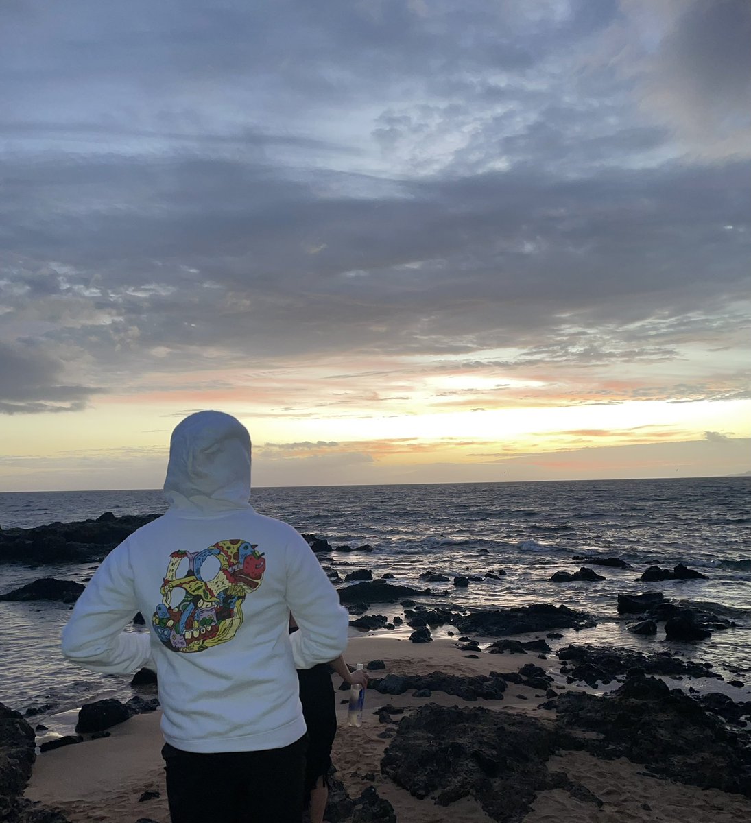 FFVV1211's tweet photo. 2 different sundowns, 2 different hoodies but always keeping it BAYC🍌

@BoredApeYC https://t.co/sqPNvLR68j
