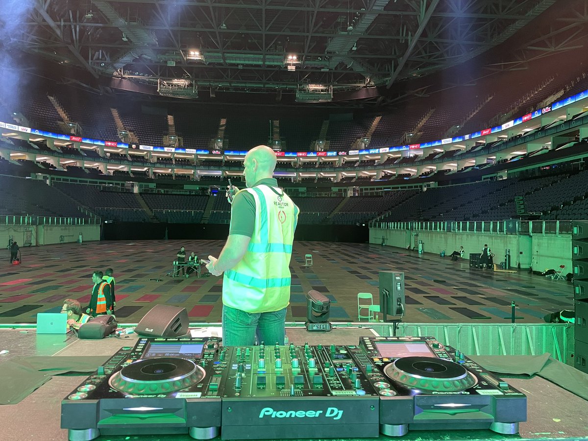 c_hartland's tweet photo. What a work out for everyone who attended (not for me tho 😉 but did walk on stage as had to be done obvs !) at the @TheO2 with @thebodycoach
I had the pleasure of meeting #JoeWicks - what an absolute legend
#PriorityJoeWicks #SwallowProductions #ReactorGroup #liveevents https://t.co/XqqGBCpYM6