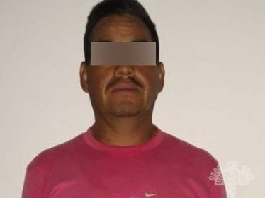 JCarlos_Valerio's tweet photo. #Infórmate || En la junta auxiliar de #Atzingo, #Zacatlán, la @SSPGobPue detuvo a dos hombres que talaban troncos de árbol sin el permiso correspondiente. Los ponían a bordo de una camioneta con placas del estado de Hidalgo. #Puebla https://t.co/MoWdtyJ2ae
