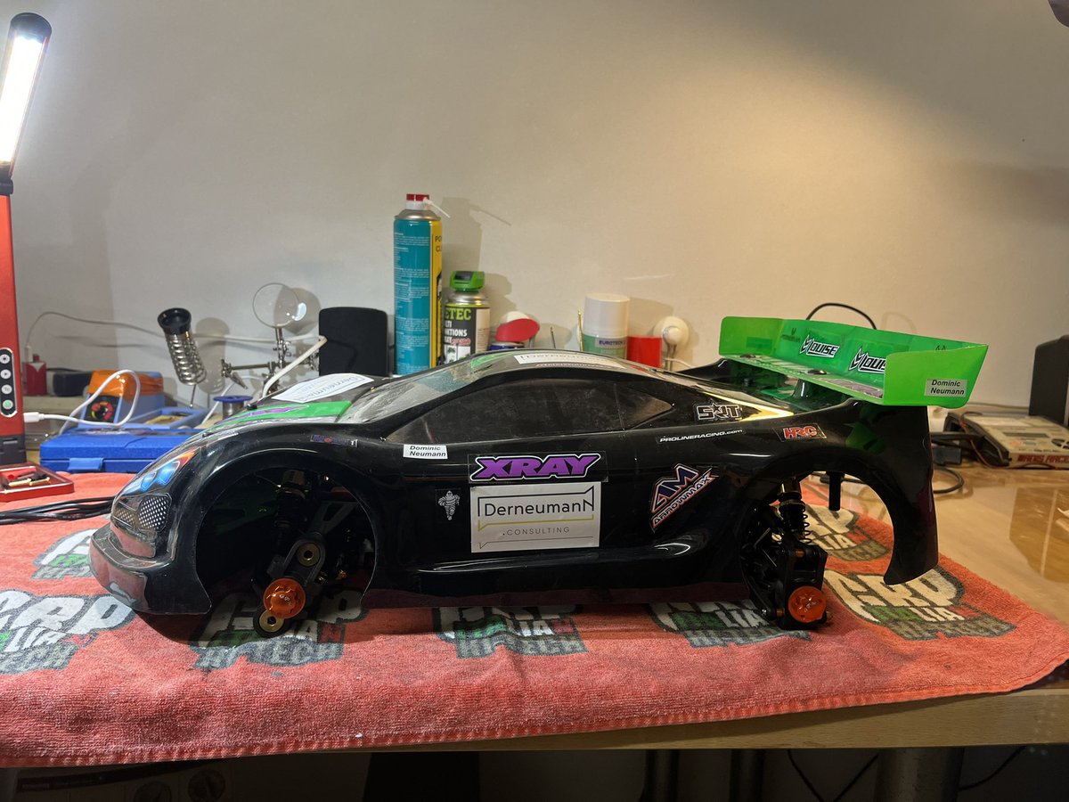 SVDerneumanN's tweet photo. Bis aufs #Löten der #Elektronik und das saubere Verlegen der ganzen #Kabel ist mein #RCGT #Rennwagen #GTXE @TeamXRAY im Maßstab 1:8 fertig aufgebaut. Das mache ich dann wahrscheinlich morgen inkl. #Setup #Board und 1. #Rollout. #DerneumanN.Racing https://t.co/y8uSXcGXOH