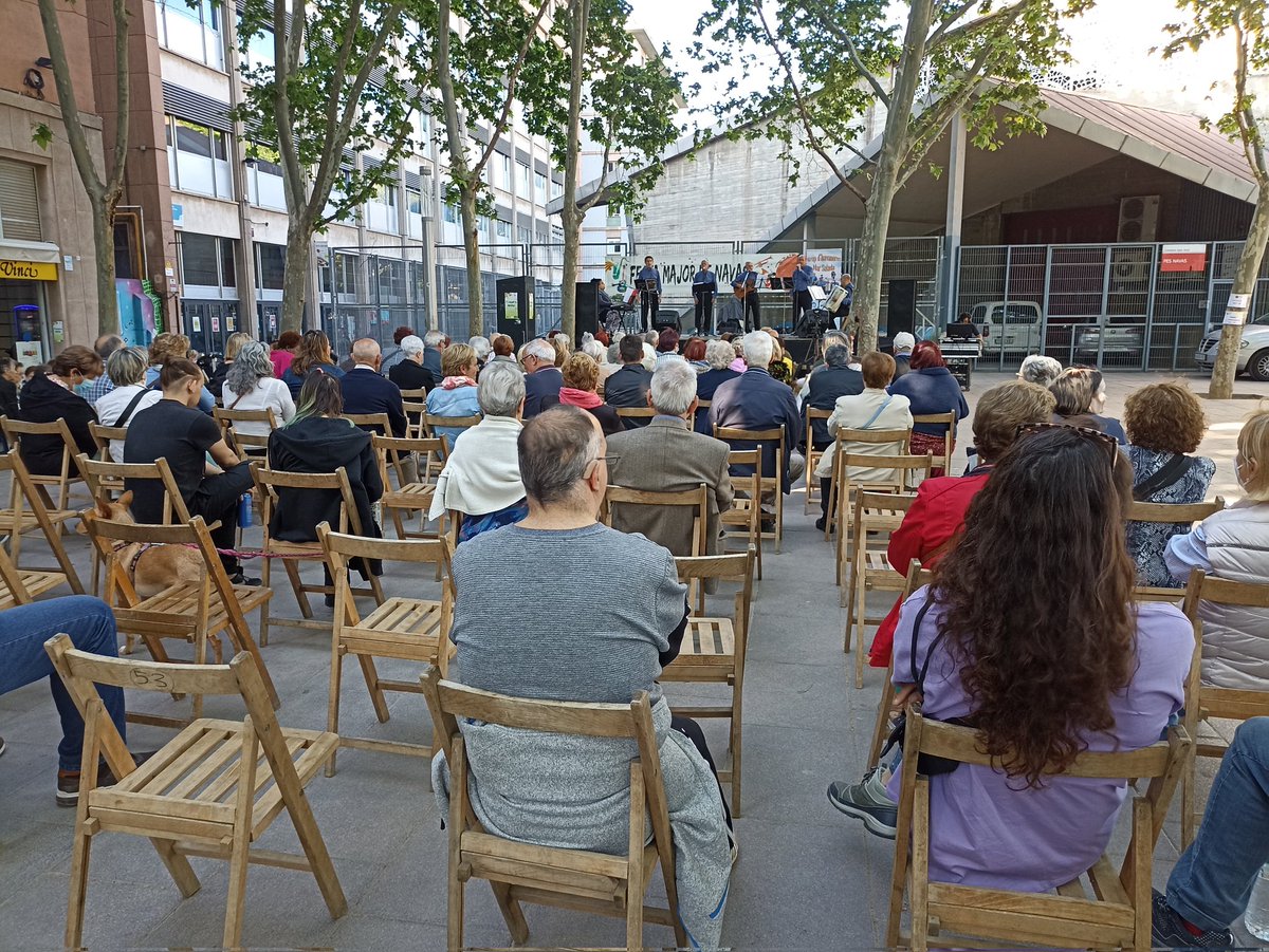 _marchernandez_'s tweet photo. 👉Seguim aquesta tarda a la Plaça Ferran Reyes, on assistim a les Havaneres de la #PrimaveraNavas, gaudint de l'actuació de "La Mar Salada", i on no pot faltar el tradicional rom cremat.
🎉Les festes duraran fins el dia 15 de maig. Animeu-vos a passar-hi!!
#semprehisom https://t.co/uBg5KXUn7q