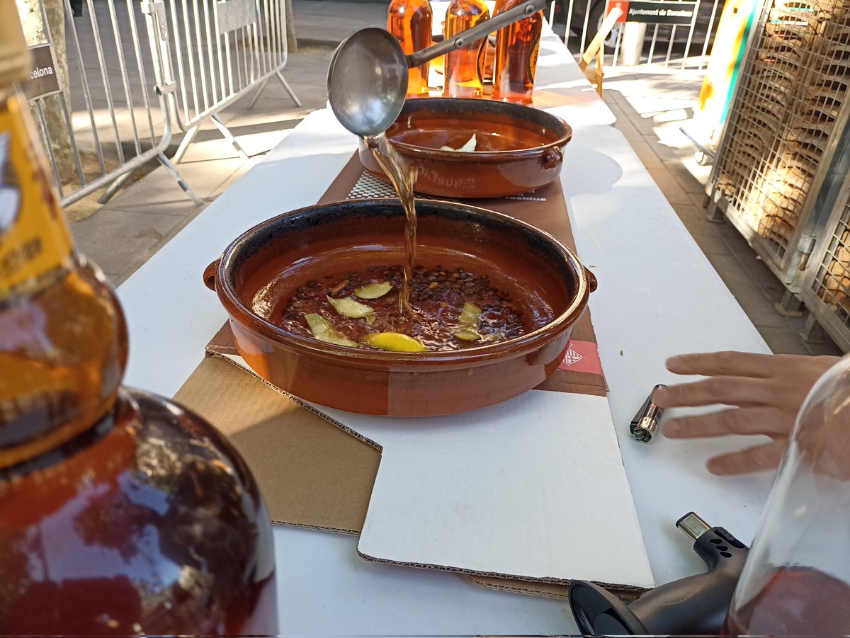 _marchernandez_'s tweet photo. 👉Seguim aquesta tarda a la Plaça Ferran Reyes, on assistim a les Havaneres de la #PrimaveraNavas, gaudint de l'actuació de "La Mar Salada", i on no pot faltar el tradicional rom cremat.
🎉Les festes duraran fins el dia 15 de maig. Animeu-vos a passar-hi!!
#semprehisom https://t.co/uBg5KXUn7q