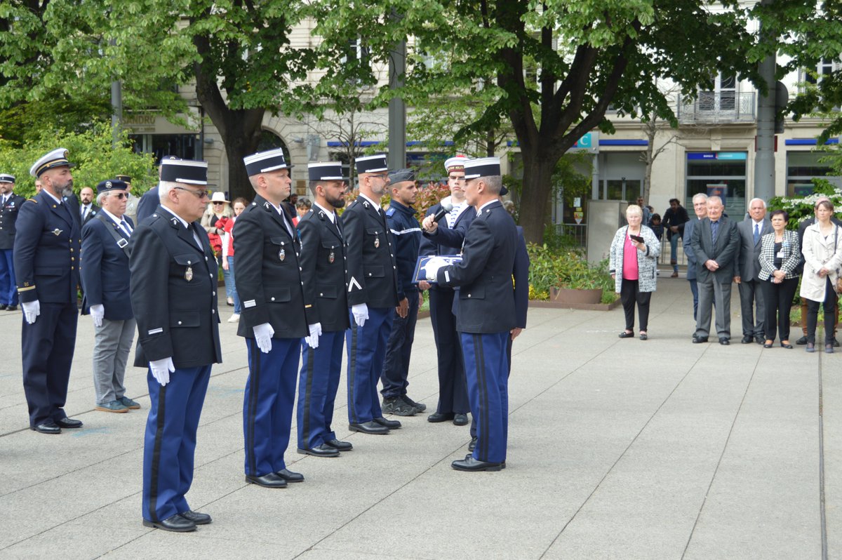 Gendarmerie_042's tweet photo. Cérémonie du 8 mai à St Étienne à l'occasion de laquelle des militaires @Gendarmerie_042 ont été décorés 👏👍
Un public nombreux pour participer à cette célébration et notamment les jeunes cadets de la gendarmerie entretenant ainsi le devoir de mémoire 🙏
#8mai https://t.co/3yAxFcJUrQ
