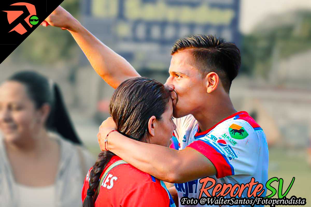 reporte_sv's tweet photo. 😍 Un amor incondicional ❤️

🐮 @luiscanales09  | "Prometo siempre dar lo mejor, para que te sientas orgullosa amor de mi vida" 👩‍👦‍👦 https://t.co/Gud6Far4e1