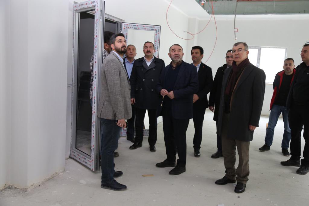 Valimiz Yılmaz DORUK, Cumhurbaşkanı Başdanışmanı Dr.  İsrafil KIŞLA ile birlikte Ağız ve Diş Sağlığı Merkezi inşaatında incelemelerde bulundu.