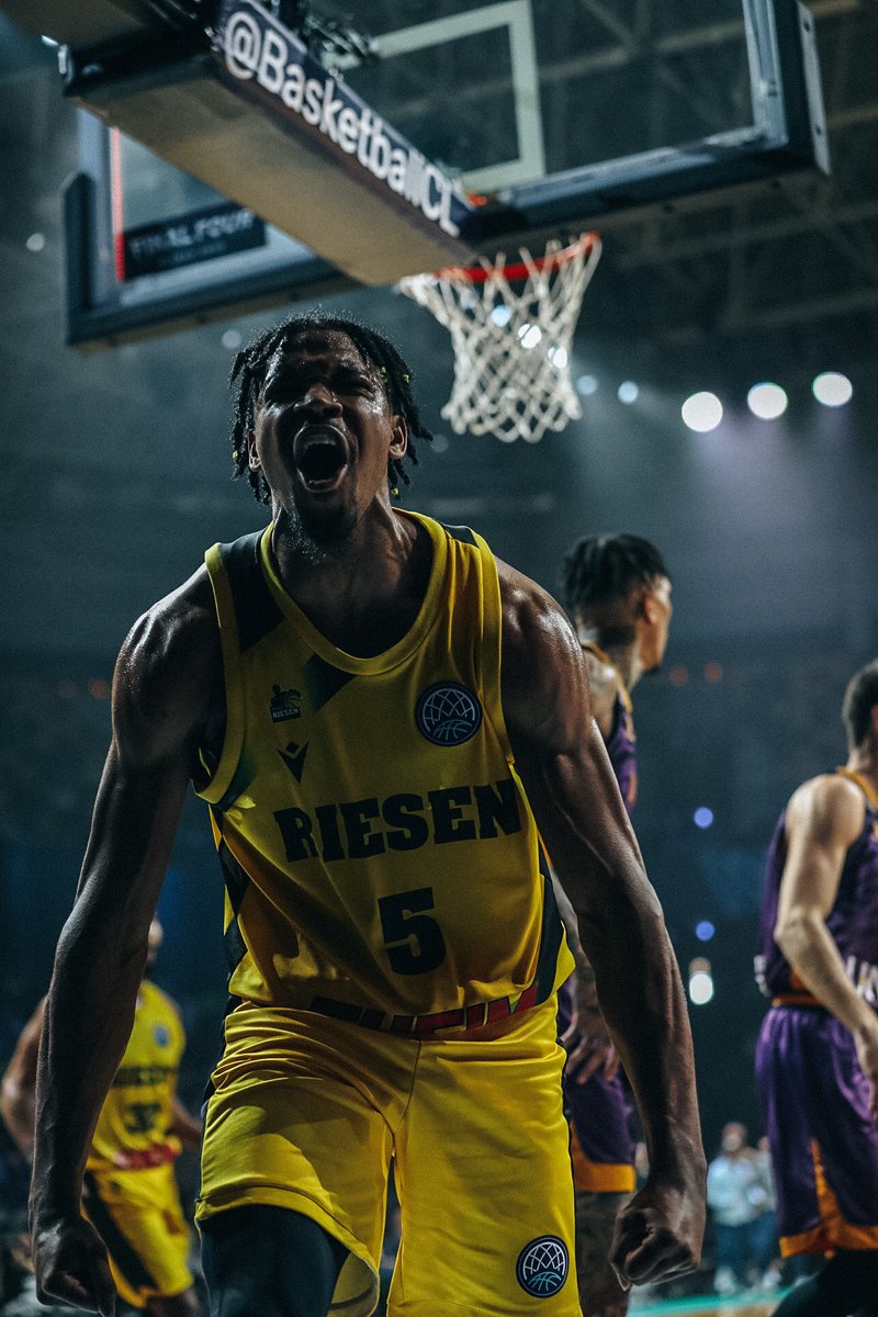 <a href="/JordanHulls1/">Jordan Hulls</a> (14 Punkte) und <a href="/kelcotton32/">'kel</a> (11) übernehmen in der Offensive, <a href="/simon_Says_so/">Justin Simon✨</a> sorgt auch weiterhin für die richtige Energie. Wir verzeichnen keinen einzigen Ballverlust in diesem Viertel und bauen unsere Führung kontinuierlich weiter aus. 69:48, 30' | #LUDHOL