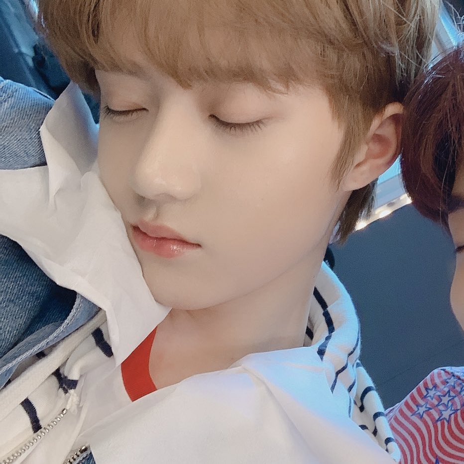 on-twitter-beomgyu-sleeping-with-a-tissue-to-protect-his-makeup-but