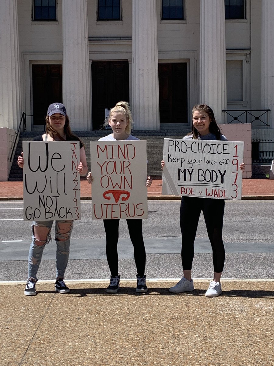 lisak_ss's tweet photo. Was outside the Old Courthouse/St Louis (@GatewayArchNPS) &amp; met 3 young women standing up for #Roe!
Lauren, Camille &amp; Clare, thank you for your strength &amp; bravery! Thank you for giving me Hope! 
@ProChoice_Mo @MoDemParty 
#RowWave https://t.co/0jwUm2IgpR