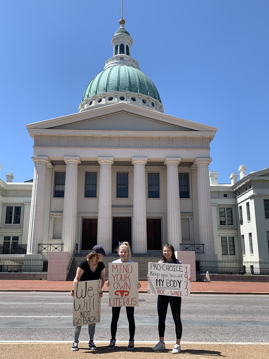 lisak_ss's tweet photo. Was outside the Old Courthouse/St Louis (@GatewayArchNPS) &amp; met 3 young women standing up for #Roe!
Lauren, Camille &amp; Clare, thank you for your strength &amp; bravery! Thank you for giving me Hope! 
@ProChoice_Mo @MoDemParty 
#RowWave https://t.co/0jwUm2IgpR
