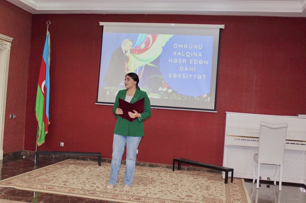 imgula13's tweet photo. Tədbirin moderatoru, gənc mədəniyyət işçisi Gülcahan Vəkilzadə qonaqları salamlayaraq mərasimi açıq elan edib. G. Vəkilzadə müstəqil Azərbaycanın memarı və qurucusu,ümummilli lider Heydər Əliyevin xalqımız qarşısında xidmətlərindən söhbət açıb. #HeydarAliyev #HeydərƏliyev99 #aze https://t.co/mUT4hwDgcU
