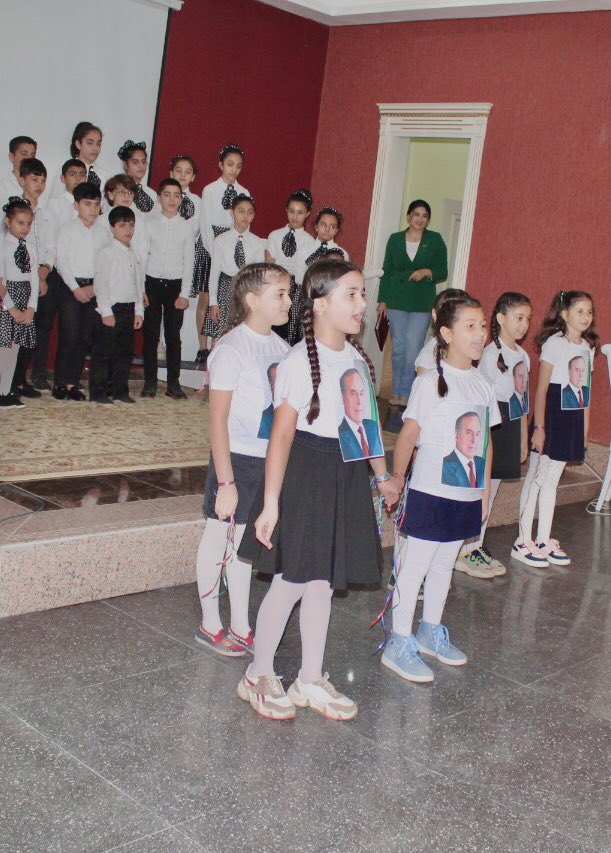 imgula13's tweet photo. Tədbirin moderatoru, gənc mədəniyyət işçisi Gülcahan Vəkilzadə qonaqları salamlayaraq mərasimi açıq elan edib. G. Vəkilzadə müstəqil Azərbaycanın memarı və qurucusu,ümummilli lider Heydər Əliyevin xalqımız qarşısında xidmətlərindən söhbət açıb. #HeydarAliyev #HeydərƏliyev99 #aze https://t.co/mUT4hwDgcU