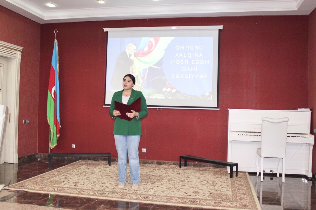 imgula13's tweet photo. Tədbirin moderatoru, gənc mədəniyyət işçisi Gülcahan Vəkilzadə qonaqları salamlayaraq mərasimi açıq elan edib. G. Vəkilzadə müstəqil Azərbaycanın memarı və qurucusu,ümummilli lider Heydər Əliyevin xalqımız qarşısında xidmətlərindən söhbət açıb. #HeydarAliyev #HeydərƏliyev99 #aze https://t.co/mUT4hwDgcU