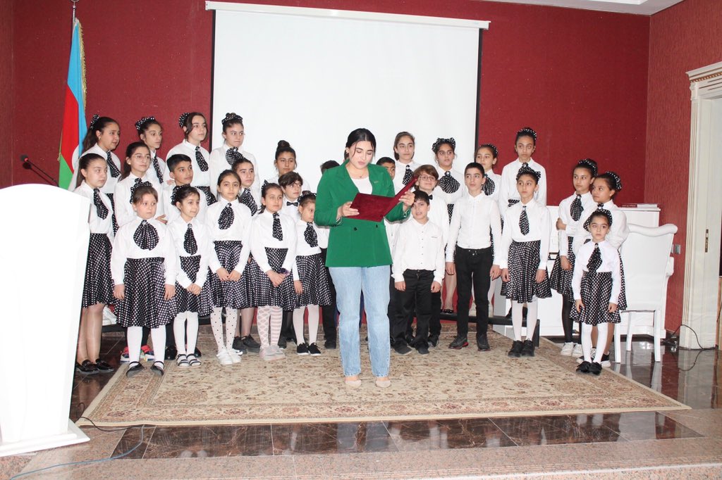 imgula13's tweet photo. Tədbirin moderatoru, gənc mədəniyyət işçisi Gülcahan Vəkilzadə qonaqları salamlayaraq mərasimi açıq elan edib. G. Vəkilzadə müstəqil Azərbaycanın memarı və qurucusu,ümummilli lider Heydər Əliyevin xalqımız qarşısında xidmətlərindən söhbət açıb. #HeydarAliyev #HeydərƏliyev99 #aze https://t.co/mUT4hwDgcU