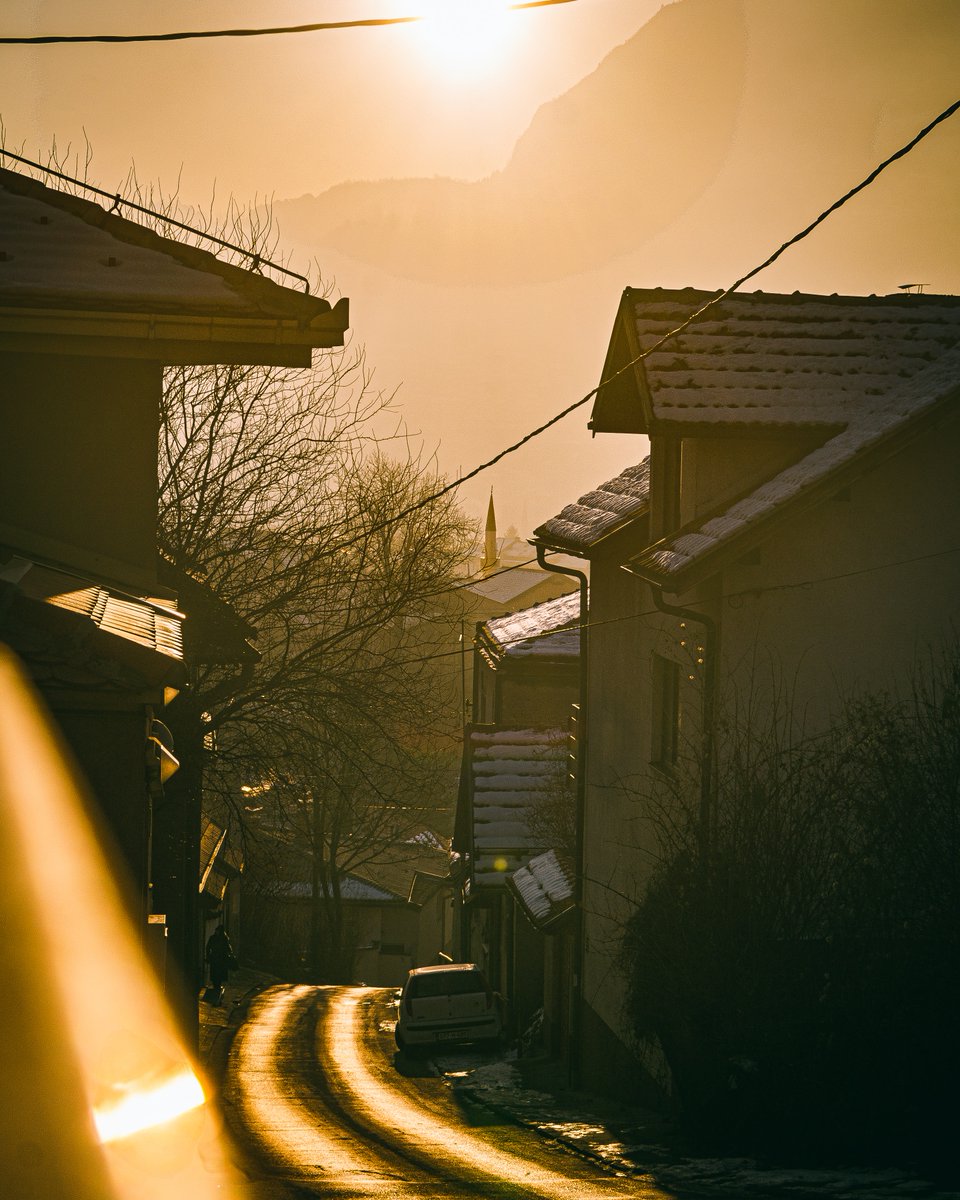 SuzyHazelwood's tweet photo. “I need to be alone. I need to ponder my shame and my despair in seclusion; I need the sunshine and the paving stones of the streets without companions, without conversation, face to face with myself, with only the music of my heart for company.” - Henry Miller

📷Misael Silvera https://t.co/O2MSl0gcdG