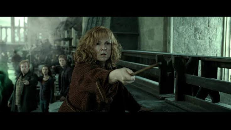 conforthp's tweet photo. feliz dias das mães para a molly weasley e para todas outras mães, que assim como a molly, defende seus filhos com todo fervor 🤍 https://t.co/grBdLRmIJk