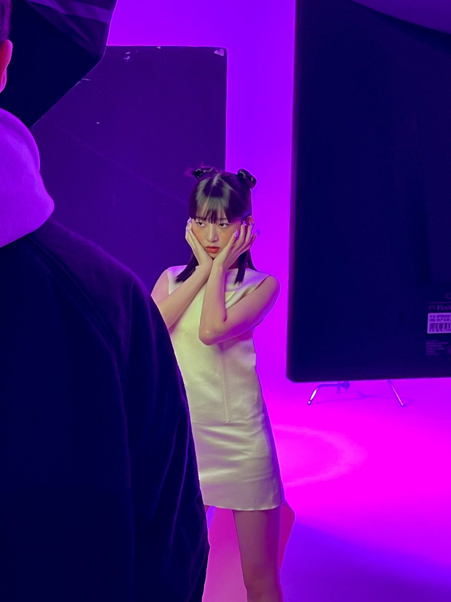 lVELIZZIE's tweet photo. the magenta hue filled the whole studio and there was a lens that caught and centered on me without me noticing it..!? surprisingly, the outcome turned great as i tried to make a pose which diffuse exquisiteness everywhere with the mini-dress that was so fetch! ♡ https://t.co/UjCJXbGvI0