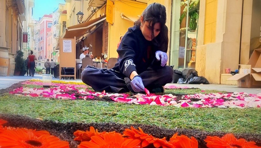 CorMariaStJosep's tweet photo. Els alumnes de 3r i 4t ESO de #ServeiComunitari han col.laborat amb l’#AssociaciódeFestesGanxona i @guixols_ajuntament per fer una #catifa de flors 🌸🌺💐. Recuperem les tradicions!😁 https://t.co/knLFKSuMAq